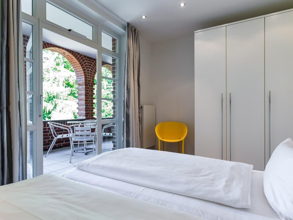 Villa Höger Whg.5 - Blick in das Schlafzimmer mit Zugang auf die Loggia