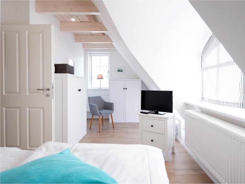 Stechelhus - Blick in das 2. Schlafzimmer mit Doppelbett und TV