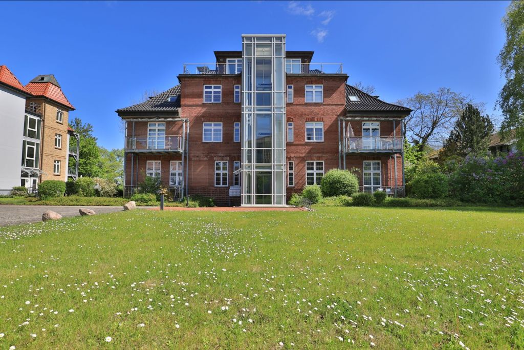 Villa Höger - Blick auf die Villa von der Landseite mit Glasaufzug