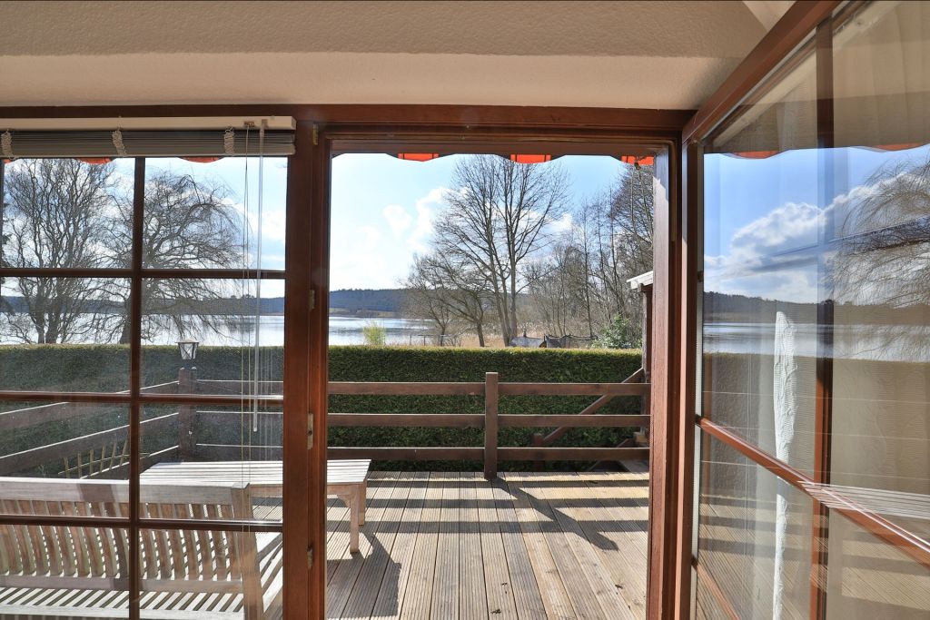 Fischerhaus Whg. Sommerbrise - Blick vom Wohnbereich auf den See