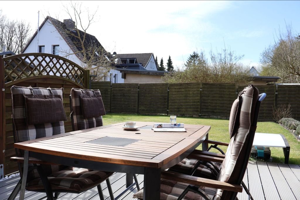 Ostseegarten - Blick auf die schöne geschützte Terrasse mit Gartenanteil