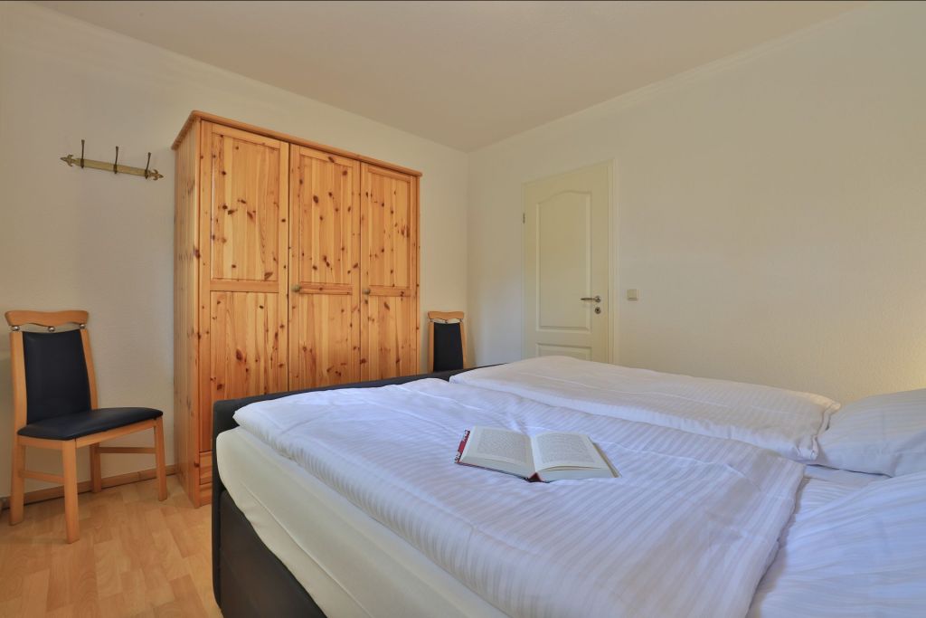 Barendorf Whg. Meyer1 - Blick in das Schlafzimmer mit Boxspringbett