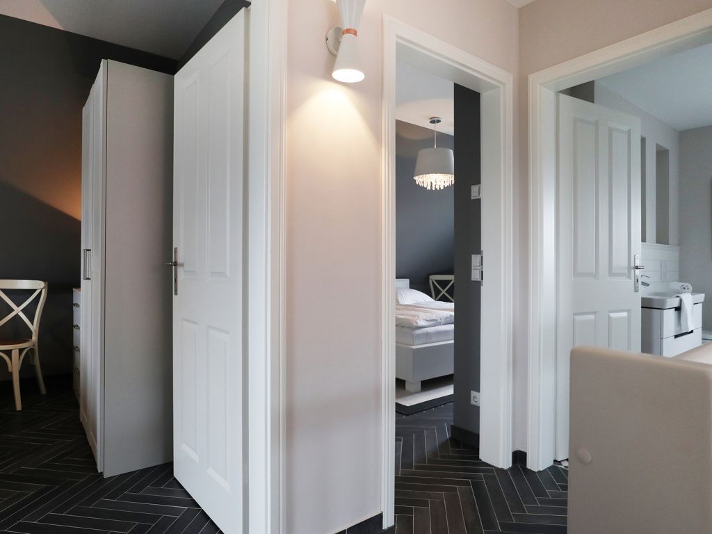Jolle - Blick in die Schlafzimmer und das Bad von der Treppe im OG