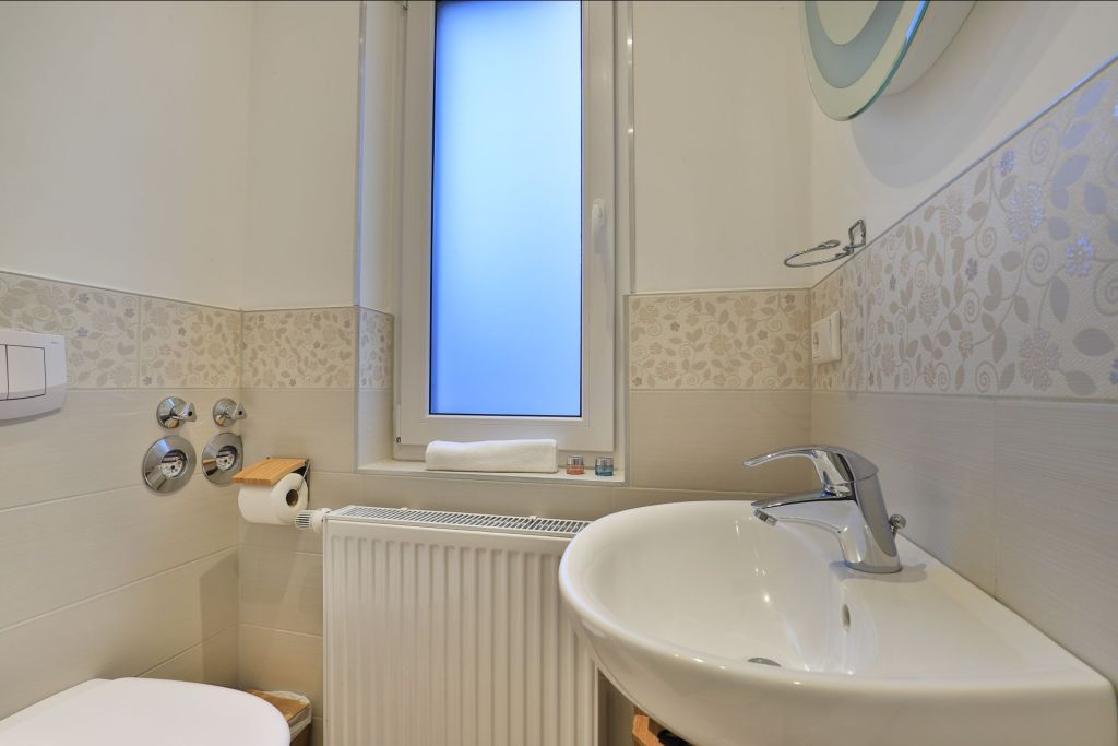 Strandhafer Whg. 1 - Blick in das Tageslichtbad mit Dusche