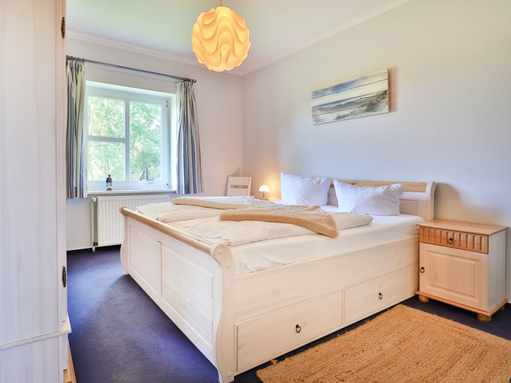 Altes Zollhaus, Fewo- Nr. 1 - Blick in das Schlafzimmer mit großem Doppelbett