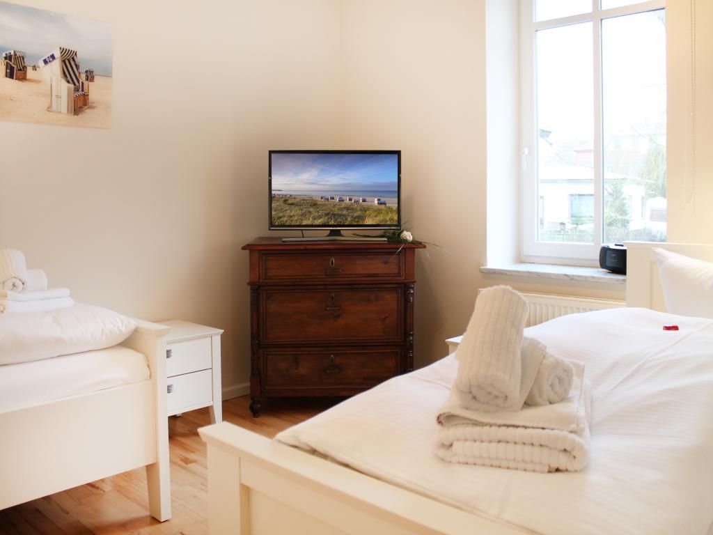 Uns Hüsung Whg. 3 - Blick in das Kinder-/ Gästezimmer mit 2. TV