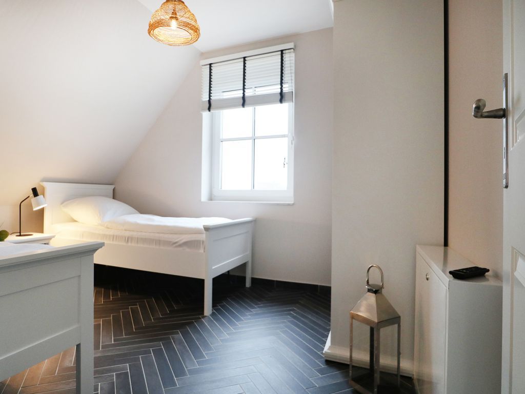 Jolle - Blick in ein Schlafzimmer mit zwei Einzelbetten im OG