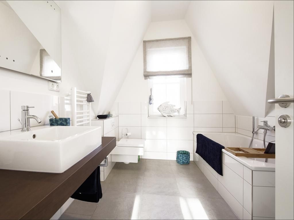 Kranich Ferienhaus - Blick in das Vollbad im OG