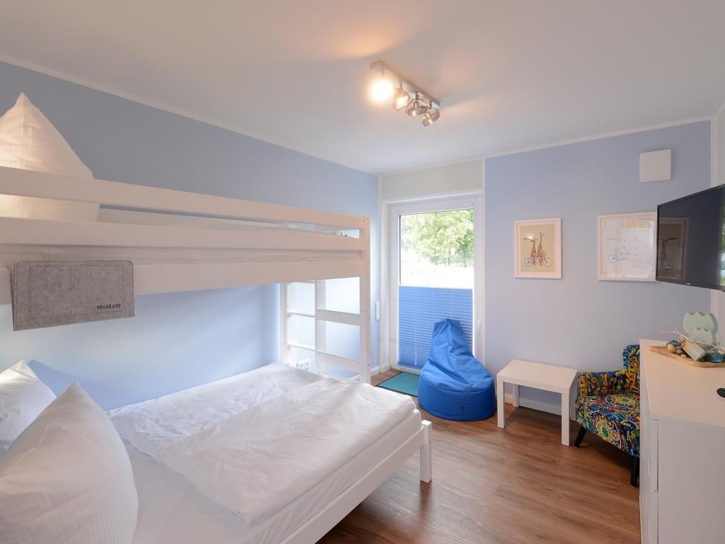 Gezeiten App. 1 Ostwind - Blick in das Kinder-/ Gästezimmer mit Etagenbett & TV