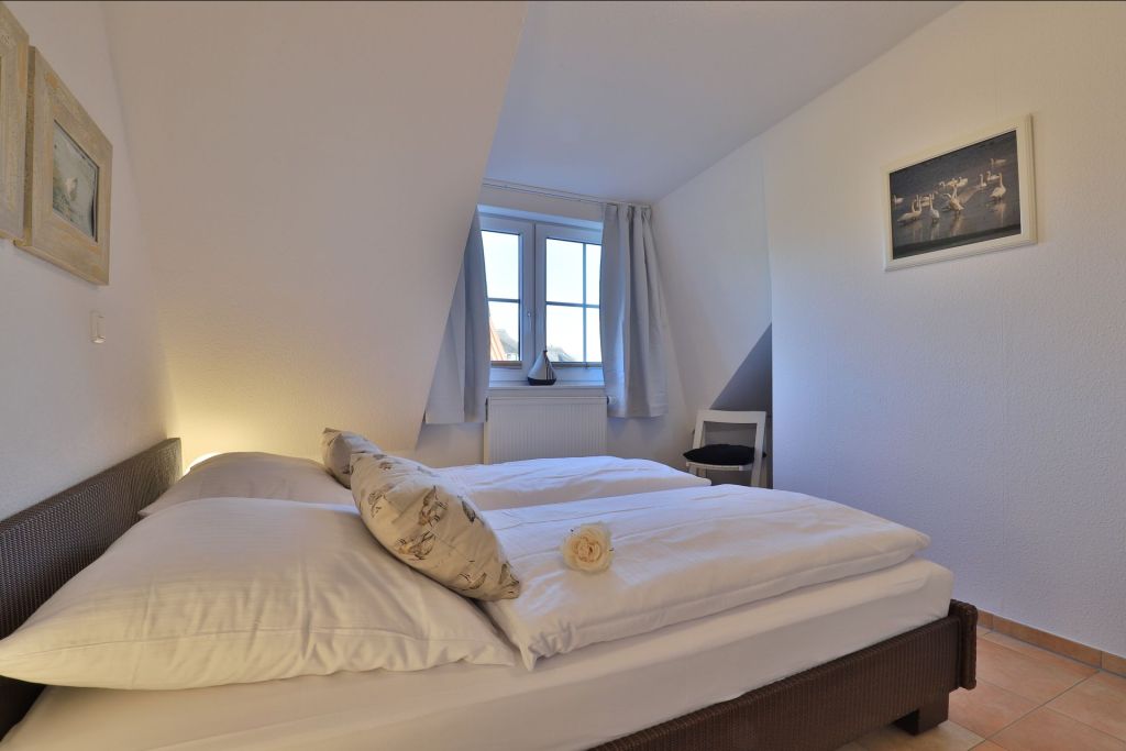 Kiekut - Blick in das Schlafzimmer mit einer Kommode