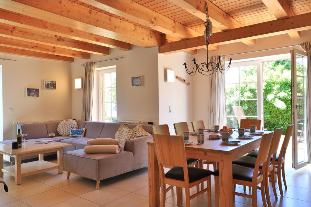 Wellenreiter Ferienhaus - Blick auf den offenen Wohn-/ Essbereich