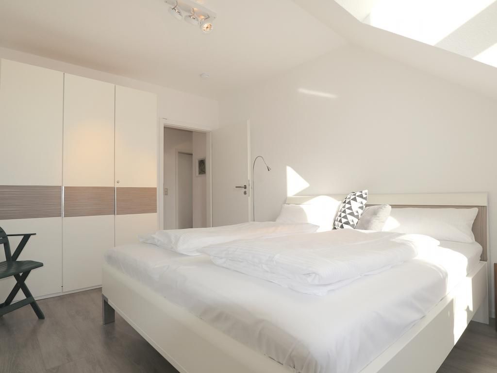 Sünnslag App.13/59- Schlafbereich mit Doppelbett und Kleiderschrank