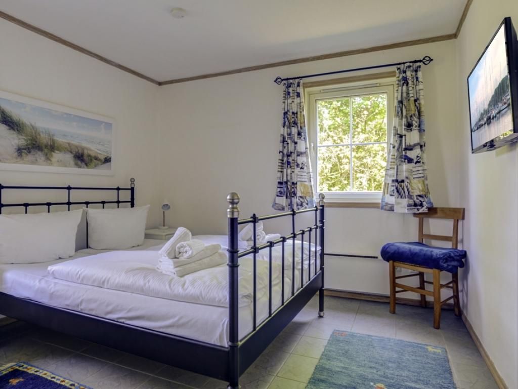 Haus Seepferdchen Whg. 2- Blick in das Schlafzimmer mit Doppelbett und 2. TV