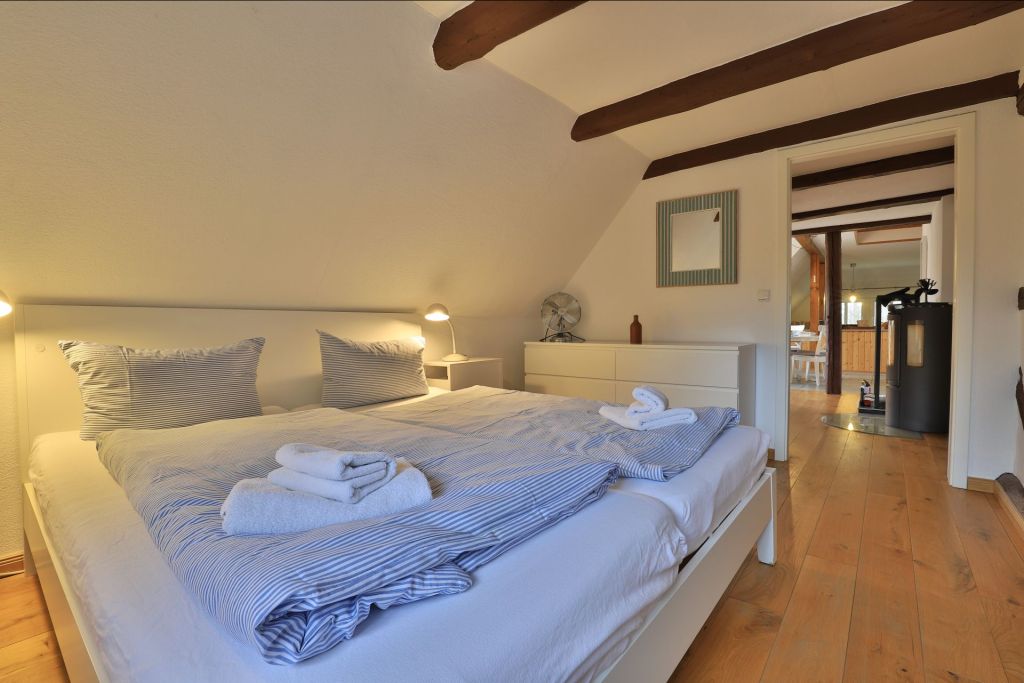 Fischerhaus Whg. Sonnenaufgang - Blick in das Schlafzimmer mit Doppelbett