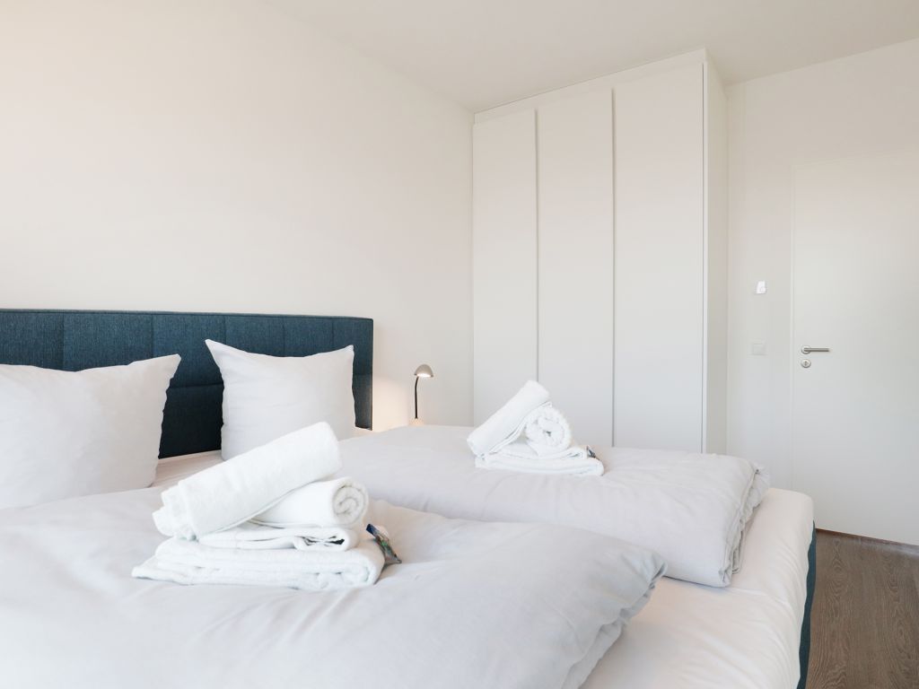 Hafenspitze App. 33 - Blick in ein Schlafzimmer mit Boxspringbett
