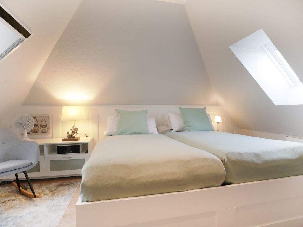 Fährenkieker - Blick in das Schlafzimmer im OG mit 2.TV