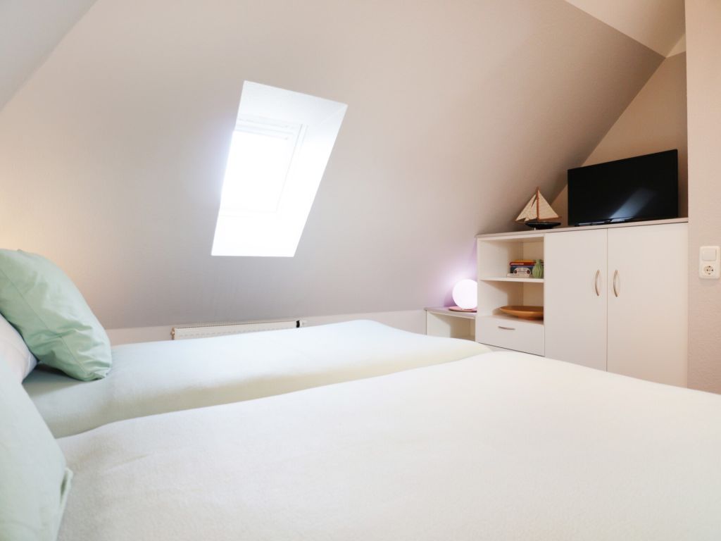 Fährenkieker - Blick in das Schlafzimmer im OG mit 2.TV