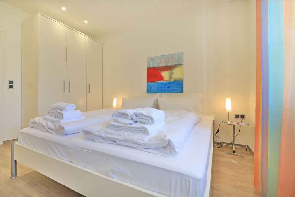 Villa Höger Whg. 08 - Blick in das Schlafzimmer mit einem großen Doppelbett