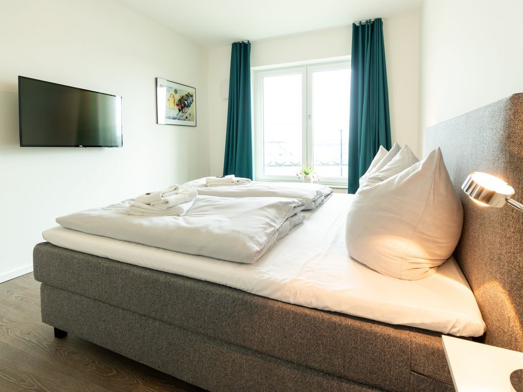 Hafenspitze App. 04 - Blick in das Schlafzimmer mit 2. TV
