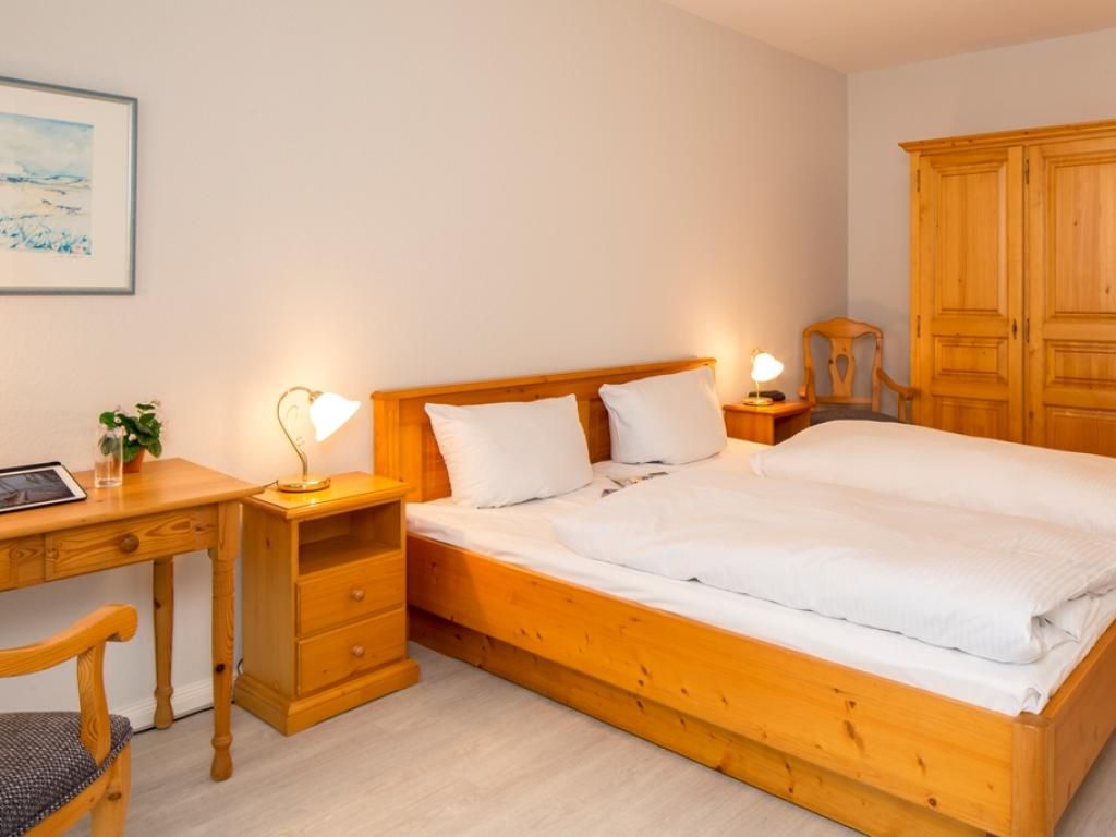 DBL28- Blick in das Schlafzimmer mit Doppelbett