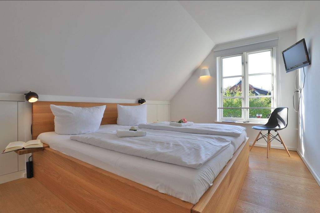 Smutje, Ferienhaus - Blick in das Schlafzimmer mit Doppelbett und TV