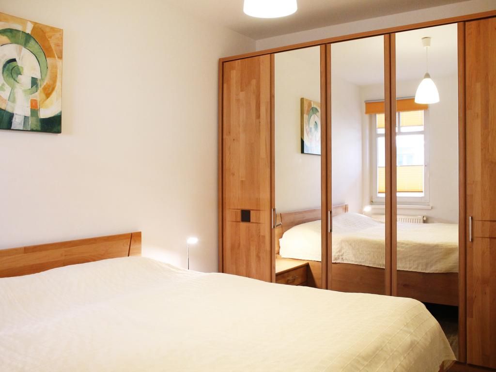 Seebach Whg. S14 - Blick in das Schlafzimmer mit einem großen Kleiderschrank