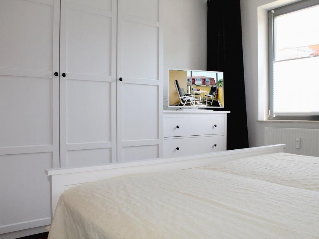 Hansehaus Whg.8- Schlafbereich mit Kleiderschrank und TV