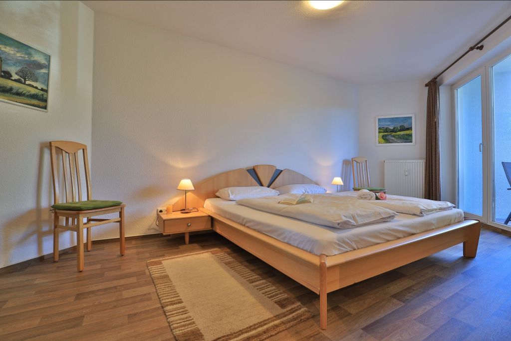 Likedeeler Whg. Li24 - Blick in das Schlafzimmer mit Balkonzugang