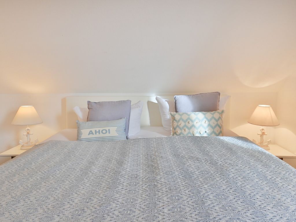 3 Meeresperlen Strandhaus - Blick in das Schlafzimmer im OG mit einem Doppelbett