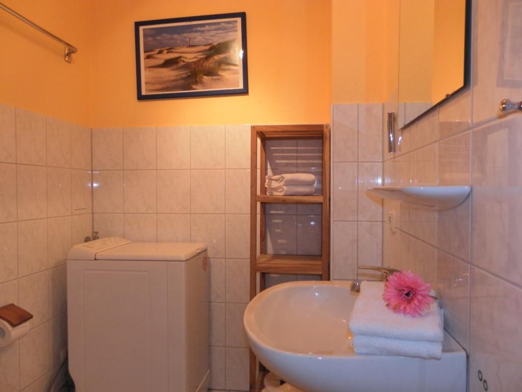 Urlauberdorf 59b - Blick in das Duschbad mit Waschmaschine