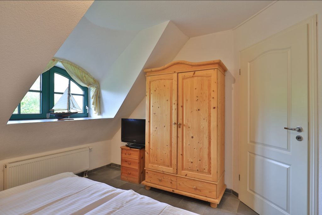 Peter Pan - Blick in das untere Schlafzimmer mit TV