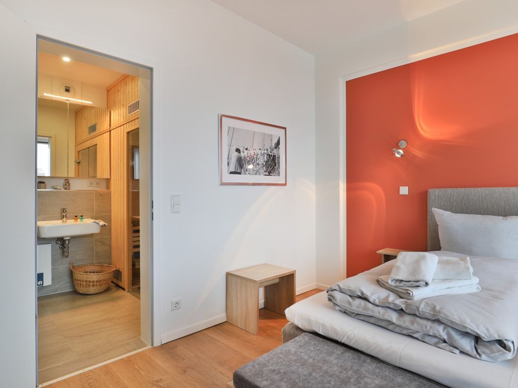Ohlerich Speicher App. 44 - Blick in das Schlafzimmer mit Sauna im Bad