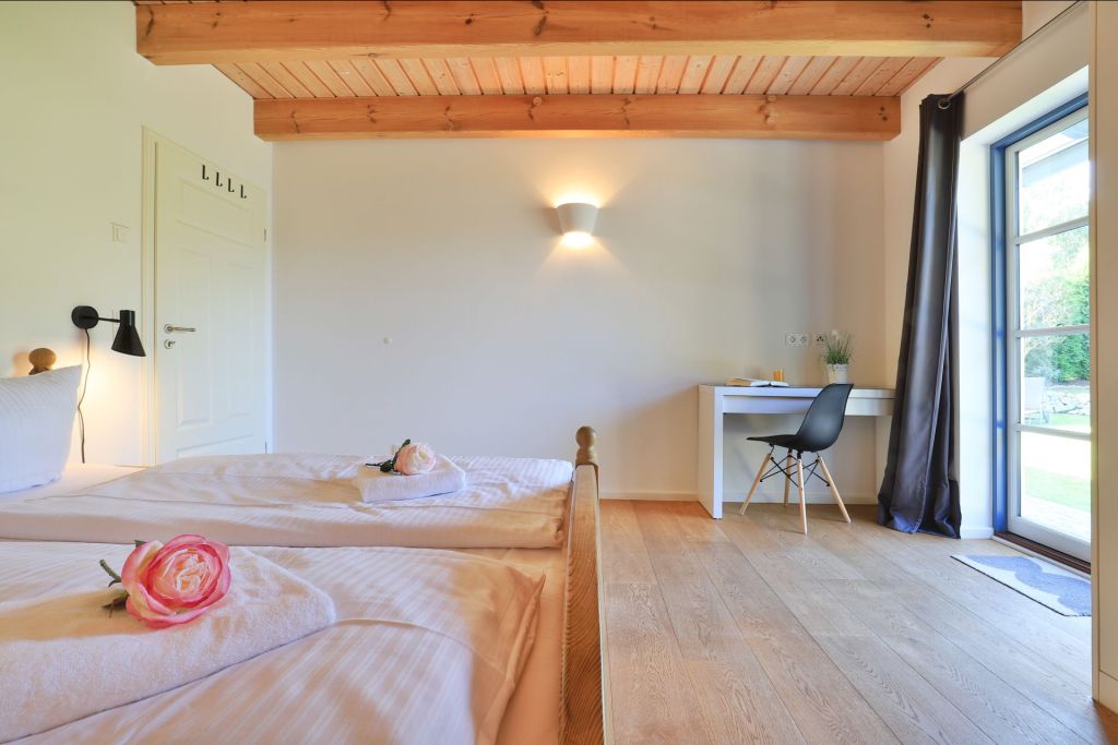 Smutje, Ferienhaus - Blick in das Schlafzimmer mit Schreibtisch im EG