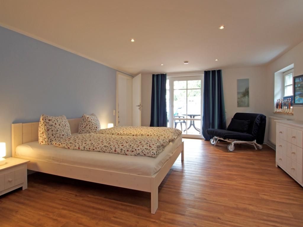 Muschel Whg. Delfin - Blick in das Schlafzimmer mit einem Pflegebett
