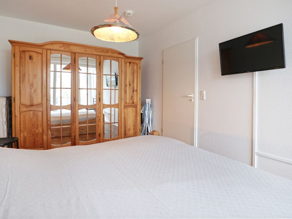 Likedeeler Whg. Li25 - Blick in das Schlafzimmer mit TV