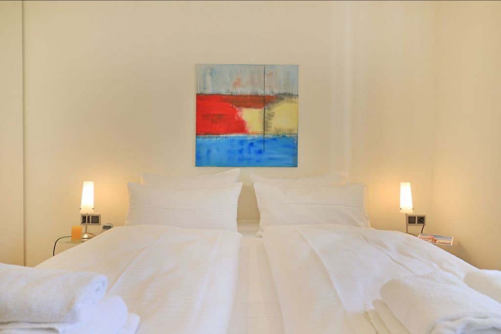 Villa Höger Whg. 08 - Blick in das Schlafzimmer mit einem großen Doppelbett