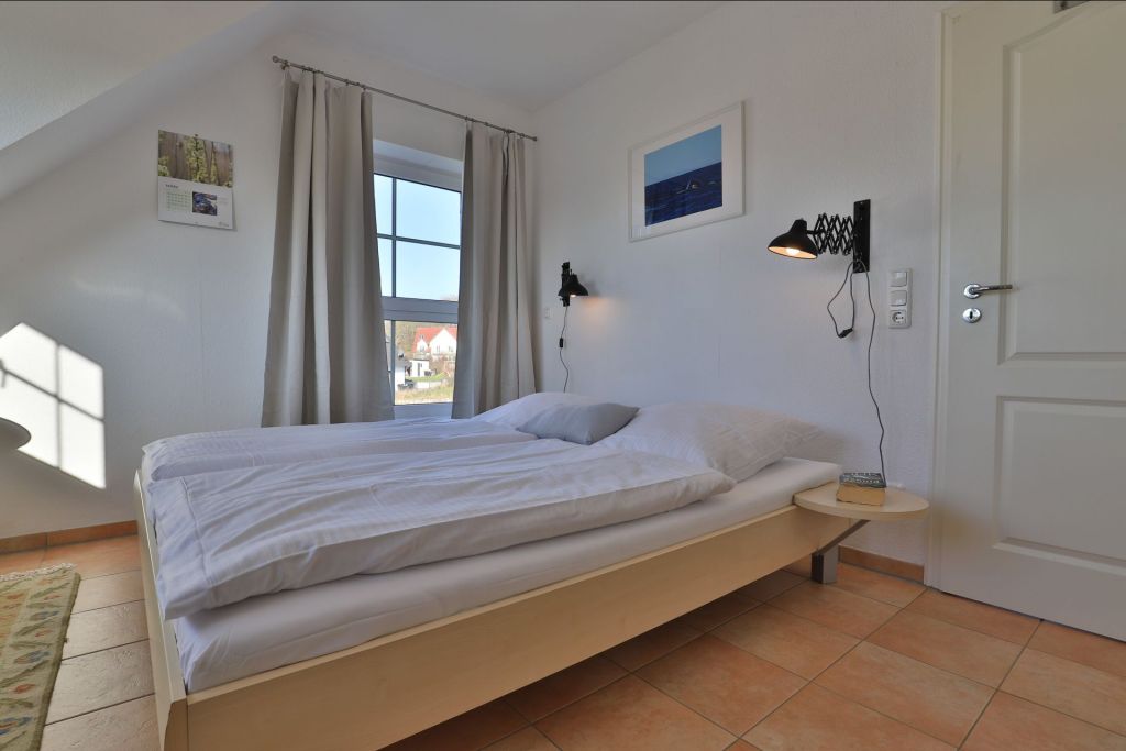 Kiekut - Blick in das Schlafzimmer mit großem Kleiderschrank
