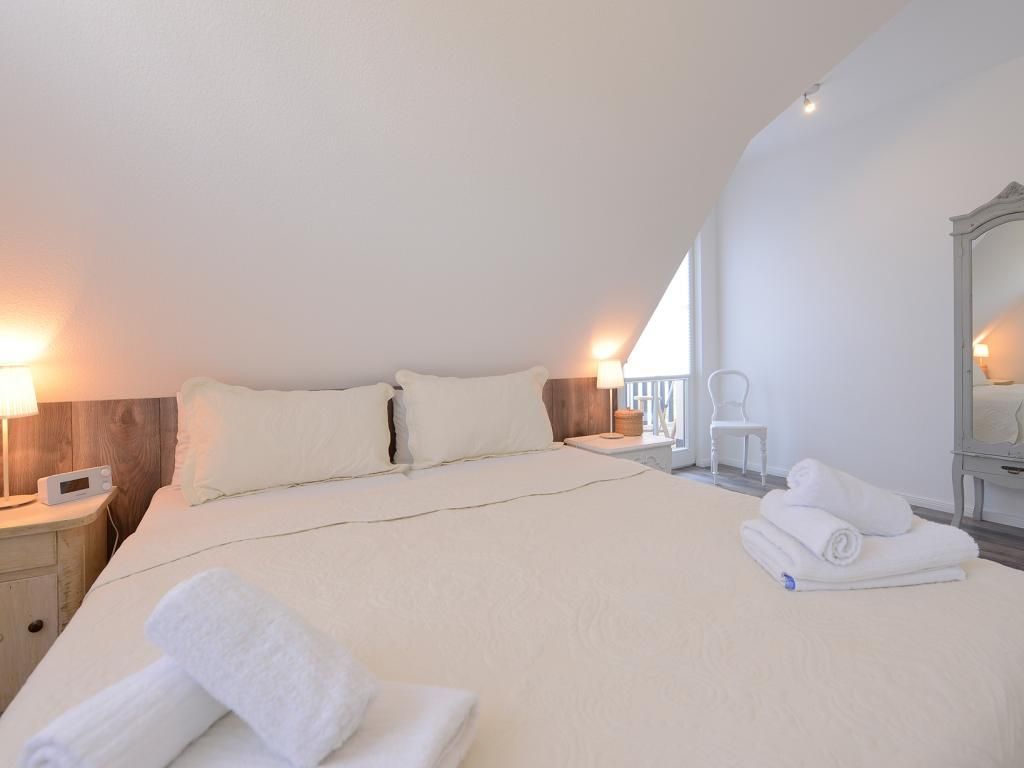 Nausikaàs - Fleur de Lis - Blick in ein Schlafzimmer mit einem großen Doppelbett