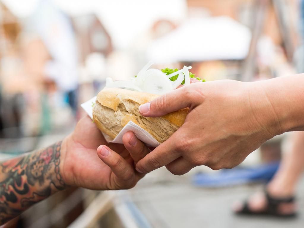 Wismar - Ein leckeres Fischbrötchen direkt vom Kutter