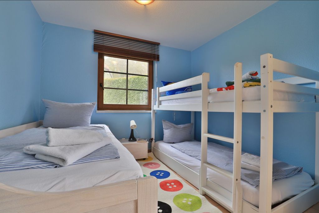 Fischerhaus Whg. Sommerbrise - Blick in das Schlafzimmer mit einem Etagenbett