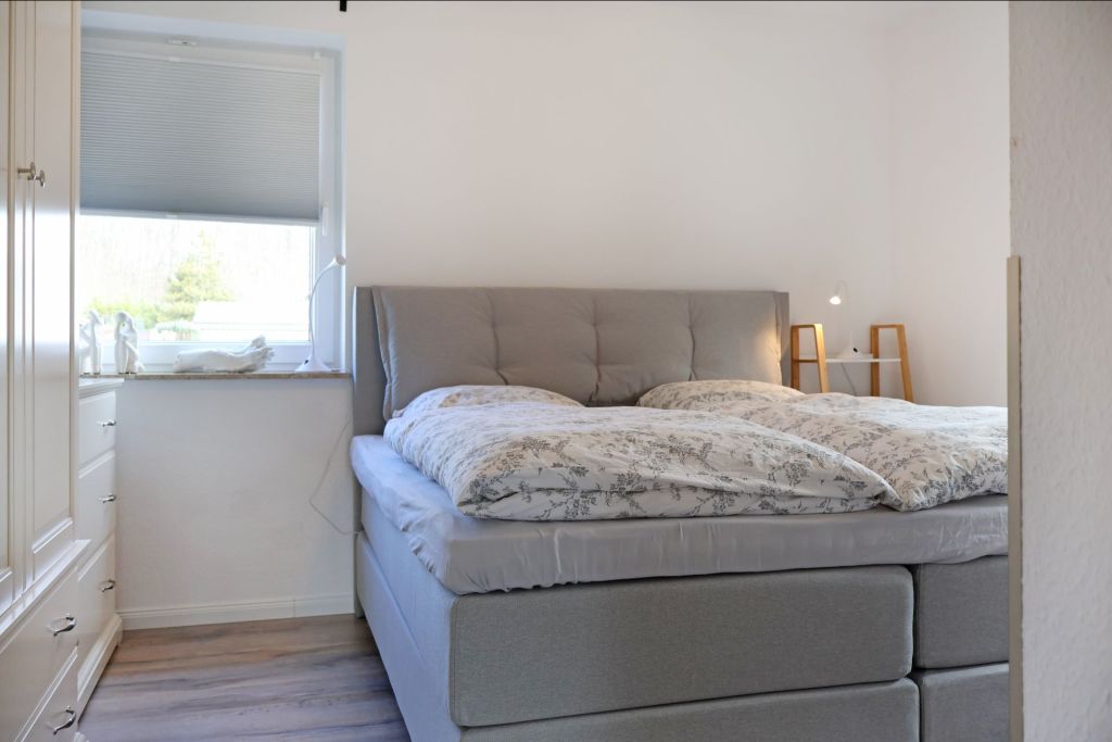 Ostseegarten - Blick in das gemütliche Schlafzimmer mit Boxspringbett