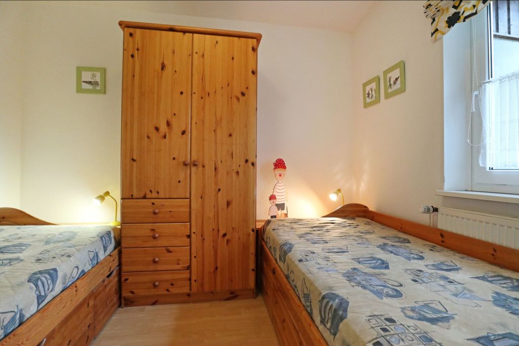 Urlauberdorf 30d - Blick in das Schlafzimmer im EG