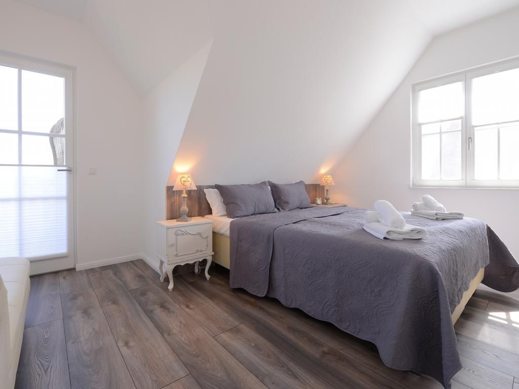 Nausikaàs - Fleur de Lis - Blick in ein Schlafzimmer mit einem großen Doppelbett
