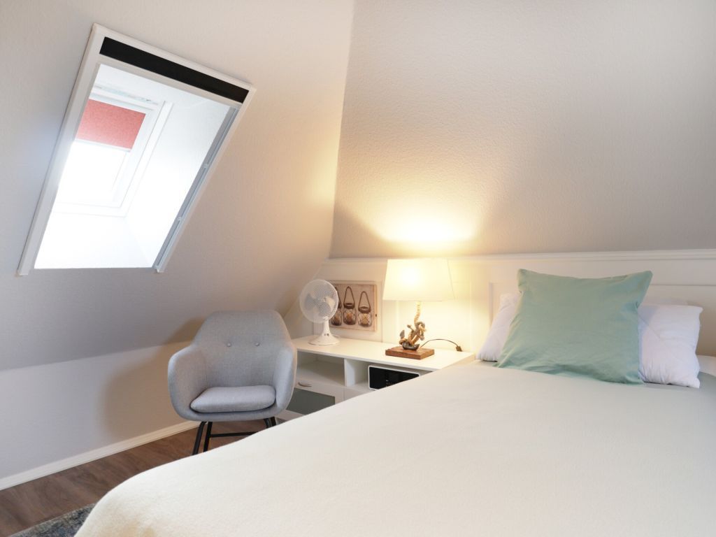 Fährenkieker - Blick in das Schlafzimmer im OG mit 2.TV