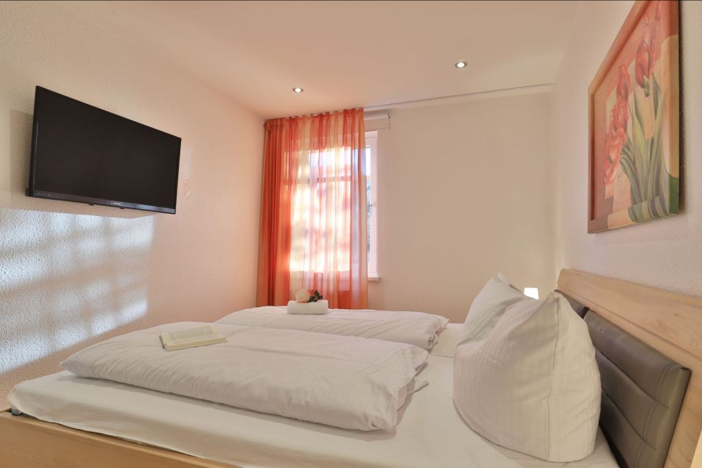 Seebach Whg. S02 - Blick in das 2. Schlafzimmer mit TV