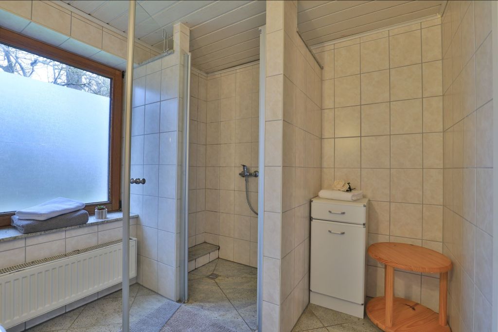 Fischerhaus Whg. Abendrot - Blick in das Tageslichtbad mit Dusche