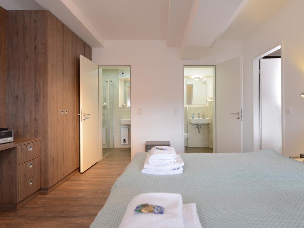 Ohlerich Speicher App. 04 - Blick vom Schlafzimmer auf das Bad 