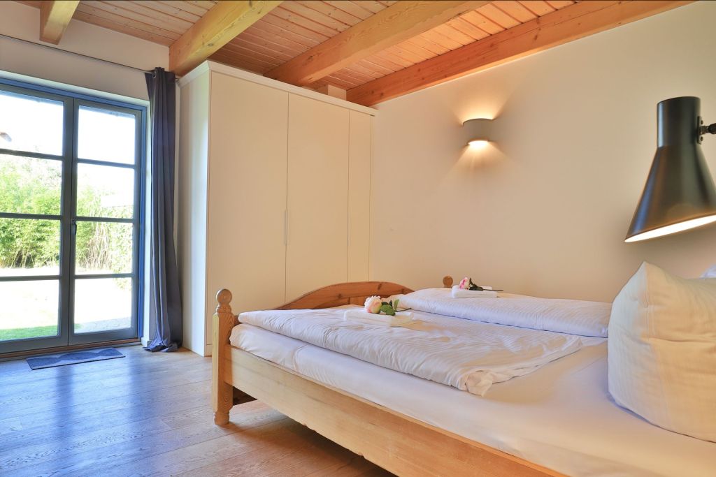 Smutje, Ferienhaus - Blick in das Schlafzimmer mit Schreibtisch im EG