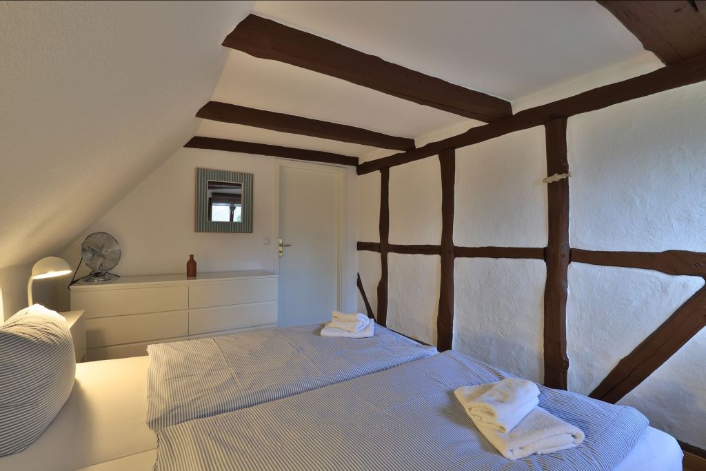 Fischerhaus Whg. Sonnenaufgang - Blick in das Schlafzimmer mit Doppelbett