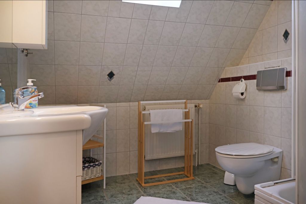 Ostseebrise - Blick in das Tageslichtbad mit Dusche